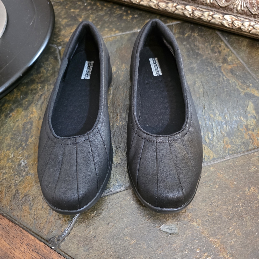 NWOB. Skechers On-the-GO Dreamy-Upscale Slip-On Shoes. Sz 9